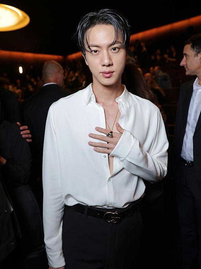 Penampilan Jin BTS menghadiri pemutaran film Gucci The Tiger selama Milan Fashion Week 2025.