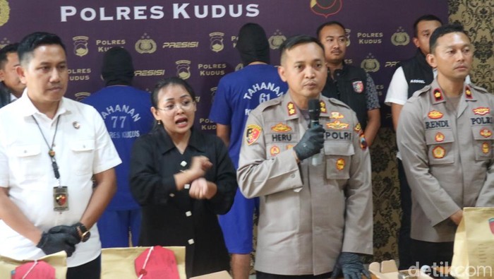 Polisi saat merilis kasus pembunuhan kakak beradik saat konferensi pers di Polres Kudus, Rabu (24/9/2025).