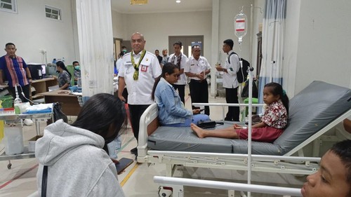 Kadisdikbud Kota Kupang, Dimulai Djami (kiri), mengecek kondisi siswa yang diduga keracunan menu MBG di RS Leona Kupang, Rabu (24/9/2025). (Simon Selly/detikBali)