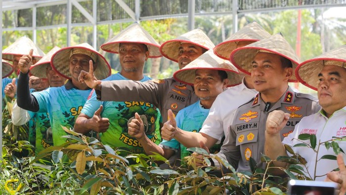 Kapolda Riau rayakan Hari Tani Nasional bareng petani di Tabung Harmoni Hijau, Rabu (24/9/2025).