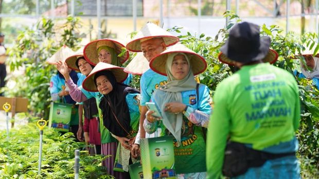 Kapolda Riau rayakan Hari Tani Nasional bareng petani di Tabung Harmoni Hijau, Rabu (24/9/2025).