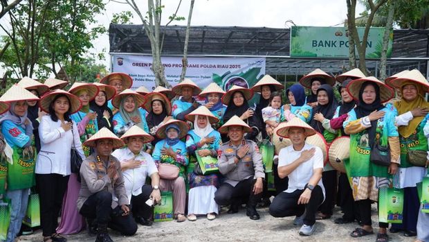 Kapolda Riau rayakan Hari Tani Nasional bareng petani di Tabung Harmoni Hijau, Rabu (24/9/2025).