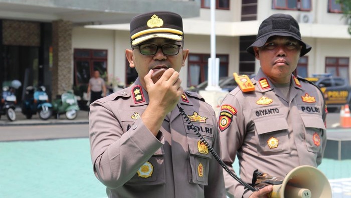 Kapolres Batu AKBP Andi Yudha Pranata memberikan arahan kepada jajarannya