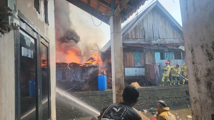 Kebakaran rumah warga di pemukiman padat penduduk di Lorong Khotib, 35 Ilir, Palembang.