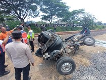4 Fakta Kecelakaan Maut Kereta Vs Pikap di Cirebon