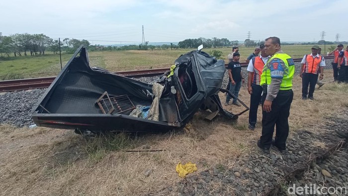 Kecelakaan kereta api dengan mobil pikap di Cirebon
