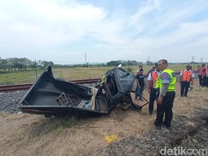 Kecelakaan Kereta Vs Mobil Pikap di Cirebon, Dua Orang Tewas