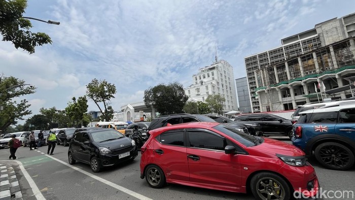 Kemacetan yang terjadi di Jalan Diponegoro, Medan akibat aksi unjuk rasa petani ke Kantor Gubernur Sumut. (Kartika Sari/detikSumut)