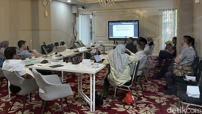 Kepala DSDACKTR Sulsel, Andi Darmawan Bintang memimpin rapat pembahasan penyusunan dokumen rencana reklamasi pesisir Untia, di Kantor Gubernur Sulsel, Selasa (23/9/2025).