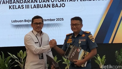 Kepala Kanwil Ditjen Imigrasi NTT Arvin Gumilang dan Kepala KSOP Kelas III Labuan Bajo Stephanus Risdiyanto seusai penandatanganan PKS pengawasan orang asing, di Labuan Bajo, Manggarai Barat, NTT, Rabu (24/9/2025).