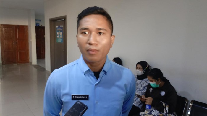 Kepala SPPG Kayu Putih Oebobo, Ryan Rizky, saat memberikan keterangan, Rabu (24/9/2025) malam. (Simon Selly/detikBali)