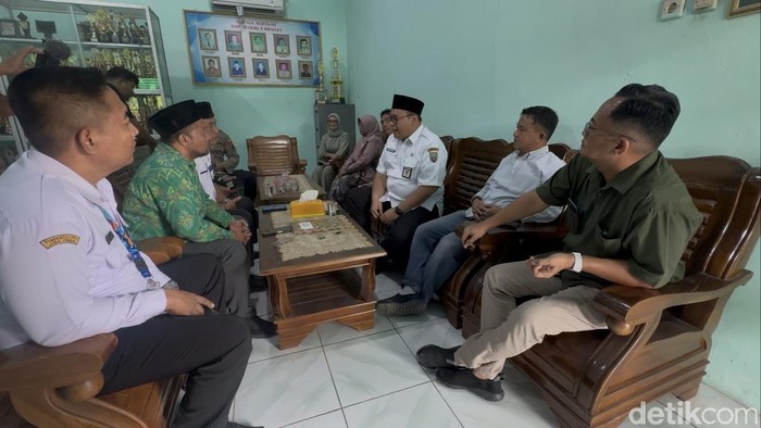 Ketua Satgas MBG Rembang M. Hanies Cholil Barro’ bersama Komisi IV DPRD Rembang melakukan inspeksi di SMPN 1 Kragan, Rembang, Rabu (24/9/2025).