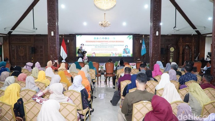 Ketua Forum PAUD Lamongan, Anis Kartika Yuhronur Efendi saat membuka acara