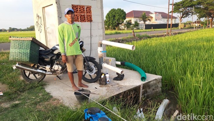 Ketua Kelompok Tani Sido Mukti I Desa Gagaksipat, Kecamatan Ngemplak, Kabupaten Boyolali, Fajar Nugroho, di lokasi bangunan sumur dalam yang viral. 

Foto diunggah Rabu (24/9/2025).