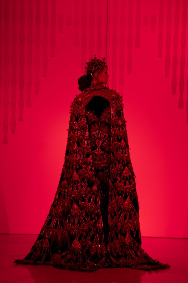 Koleksi DOMINA sendiri menggambarkan eksplorasi Tex Saverio terhadap kontras antara kesederhanaan struktur dan ledakan artistik. Signature sang desainer, dominan warna gelap, siluet dramatis, dan detail futuristik, terlihat jelas dalam setiap karya yang dipamerkan. (Foto: Dok. Senayan City)