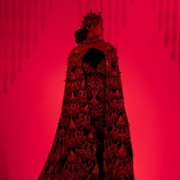 Koleksi DOMINA sendiri menggambarkan eksplorasi Tex Saverio terhadap kontras antara kesederhanaan struktur dan ledakan artistik. Signature sang desainer, dominan warna gelap, siluet dramatis, dan detail futuristik, terlihat jelas dalam setiap karya yang dipamerkan. (Foto: Dok. Senayan City)