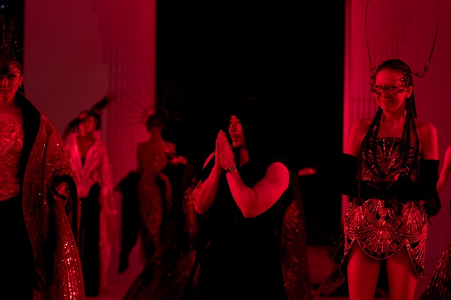 Netizen ramai memuji penampilan Agnes. “Suka banget sama designer satu ini, karya-karyanya unik, fancy, dan eye catching, ala-ala futuristic gitu. Ci Agnes keren, udah kayak karakter villain cici-cici version yang datang di pesta topeng,” tulis seorang warganet. (Foto: Dok. Senayan City)