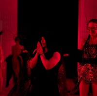 Netizen ramai memuji penampilan Agnes. “Suka banget sama designer satu ini, karya-karyanya unik, fancy, dan eye catching, ala-ala futuristic gitu. Ci Agnes keren, udah kayak karakter villain cici-cici version yang datang di pesta topeng,” tulis seorang warganet. (Foto: Dok. Senayan City)