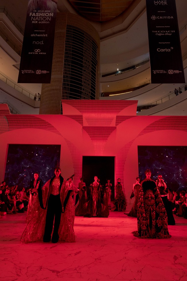 Penampilan perdana selebgram dan kreator konten Agnes Jennifer sebagai model catwalk mewarnai peragaan koleksi karya desainer ternama Tex Saverio. Perhelatan tersebut digelar sebagai pembuka rangkaian acara mode Fashion Nation 2025 di Senayan City, Jakarta, baru-baru ini. (Foto: Dok. Senayan City)