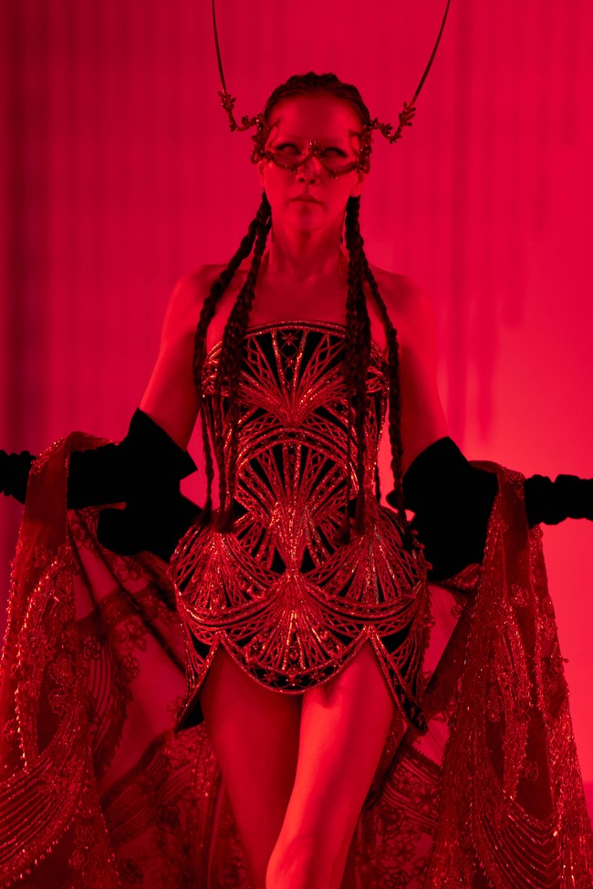 “Kalau orang lain debut dimulai dari nol, kalau ini debut dimulai dari yang paling gila. Karena orang gila cocoknya ketemu sama yang sama-sama gila,” tulis Agnes di akun TikTok pribadinya. Ia juga bercerita sempat dilanda keraguan di belakang panggung. “Sampai ada momen mikir mau batal jalan, tapi akhirnya pasrah. Karena cuma yang ngalamin prosesnya yang tau,” ungkapnya. (Foto: Dok. Senayan City)