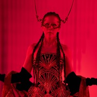 “Kalau orang lain debut dimulai dari nol, kalau ini debut dimulai dari yang paling gila. Karena orang gila cocoknya ketemu sama yang sama-sama gila,” tulis Agnes di akun TikTok pribadinya. Ia juga bercerita sempat dilanda keraguan di belakang panggung. “Sampai ada momen mikir mau batal jalan, tapi akhirnya pasrah. Karena cuma yang ngalamin prosesnya yang tau,” ungkapnya. (Foto: Dok. Senayan City)