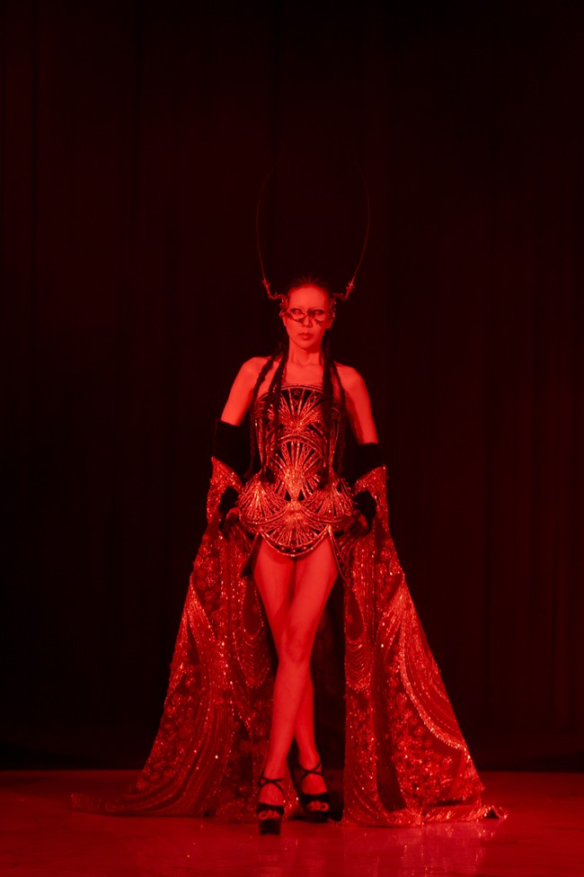 Sang desainer menghadirkan koleksi haute couture bertajuk DOMINA yang kental dengan nuansa dramatis, eksperimental, sekaligus penuh misteri. Agnes kemudian langsung dipercaya untuk membawakan look pembuka.  (Foto: Dok. Senayan City)