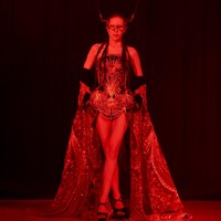 Sang desainer menghadirkan koleksi haute couture bertajuk DOMINA yang kental dengan nuansa dramatis, eksperimental, sekaligus penuh misteri. Agnes kemudian langsung dipercaya untuk membawakan look pembuka.  (Foto: Dok. Senayan City)