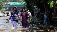 Meski begitu, warga tetap menjalani aktivitas sehari-hari di tengah genangan yang merendam, Kolkata, India, pada Rabu (24/9/2025). REUTERS/Sahiba Chawdhary