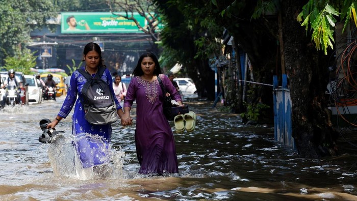 Kolkata Kebanjiran, Warga Beraktivitas di Tengah Genangan Hujan deras yang mengguyur Kolkata, India, pada Rabu (24/9/2025) membuat sejumlah jalan utama tergenang air. Meski begitu, warga tetap menjalani aktivitas sehari-hari di tengah genangan yang merendam kawasan kota. REUTERS/Sahiba Chawdhary