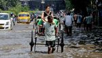Kolkata Kebanjiran, Warga Beraktivitas di Tengah Genangan