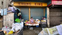 Seorang penjual buah terlihat menunggu pelanggan di kiosnya yang dikelilingi air. REUTERS/Sahiba Chawdhary