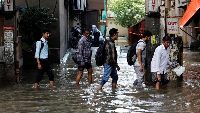 Hujan deras yang mengguyur Kolkata, India, pada Rabu (24/9/2025) membuat sejumlah jalan utama tergenang air. Meski begitu, warga tetap menjalani aktivitas sehari-hari di tengah genangan yang merendam kawasan kota. REUTERS/Sahiba Chawdhary