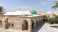 Kompleks makam Nabi Musa AS berada di sebuah masjid yang terletak sekitar 24 km timur Yerusalem dan 7 km barat daya Yerikho. Ini menjadi salah satu situs keagamaan kuno yang ramai dikunjungi umat Islam. Foto: Getty Images/svarshik