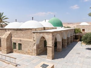 Melihat Kompleks Makam Nabi Musa di Timur Yerusalem
