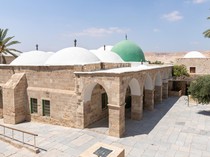 Melihat Kompleks Makam Nabi Musa di Timur Yerusalem