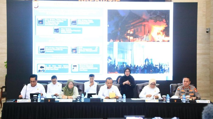 Konferensi pers terkait tersangka kasus penjarahan pejabat publik dan anggota DPR di Bareskrim Polri, Jakarta Selatan, Rabu (24/8/2025). (dok Polri)