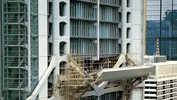Konstruksi Kantor Pusat HSBC di Hong Kong masih menggunakan scaffolding bambu Konstruksi Kantor Pusat HSBC di Hong Kong masih menggunakan scaffolding bambu