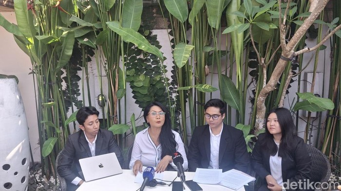 Kuasa hukum keluarga Byron, Malekat Hukum Law Firm, saat mengadakan konferensi pers, Rabu (24/9/2025).