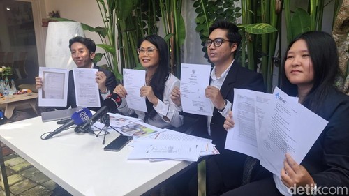 Kuasa hukum keluarga Byron, Malekat Hukum Law Firm, saat mengadakan konferensi pers, Rabu (24/9/2025).