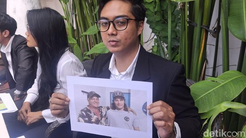 Kuasa hukum keluarga Byron, Malekat Hukum Law Firm, saat mengadakan konferensi pers, Rabu (24/9/2025).