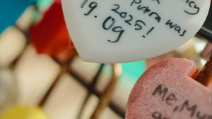 Gembok cinta bertuliskan nama mereka jadi bukti momen manis di Busan. Foto: Instagram Leya Princy