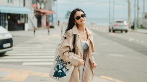 Leya Princy tampil chic banget dengan blazer panjang estetik di Korea. Foto: Instagram Leya Princy