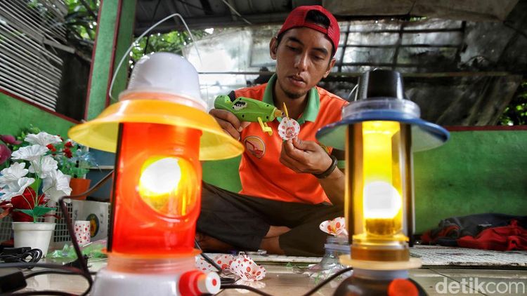 Limbah Plastik Disulap Jadi Lampu Hias yang Menguntungkan