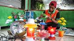 Limbah Plastik Disulap Jadi Lampu Hias yang Menguntungkan