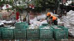 Limbah Plastik Disulap Jadi Lampu Hias yang Menguntungkan