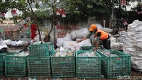 Inovasi ini lahir dari keprihatinan terhadap menumpuknya limbah plastik di Jakarta. Sampah plastik yang sulit terurai kini menjadi karya seni bermanfaat dan ramah lingkungan.