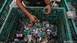 Limbah Plastik Disulap Jadi Lampu Hias yang Menguntungkan