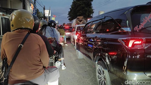 Antrean kendaraan dari arah Gilimanuk menuju Denpasar terjebak padatnya kendaraan di Kelurahan Kapal, Mengwi, Badung, Rabu (24/9/2025) malam.
