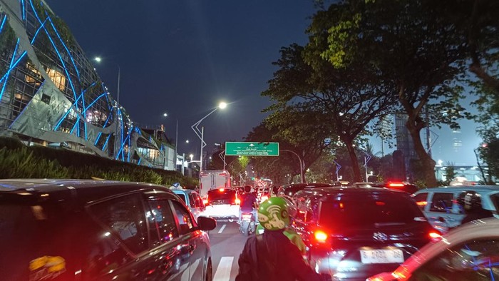 Macet di Jalan Gatot Soebroto sekitar DPR malam ini (Rizky/detikcom)