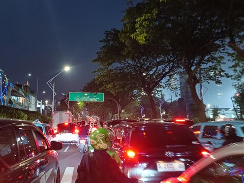 Macet di Jalan Gatot Soebroto sekitar DPR malam ini (Rizky/detikcom)